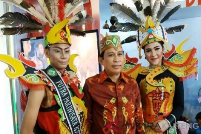 Le costume Dayak intérieur de Kotawaringin-Est sera présenté au Carnaval de la mode de Jember