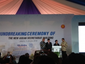 Indonesische Aussenministerin bei der Postenübergabe  des ASEAN-Generalsekretärs