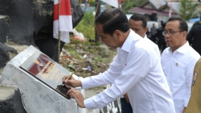 Präsident Joko Widodo unterzeichnet das Pancasila-Denkmal in Fakfak Papua