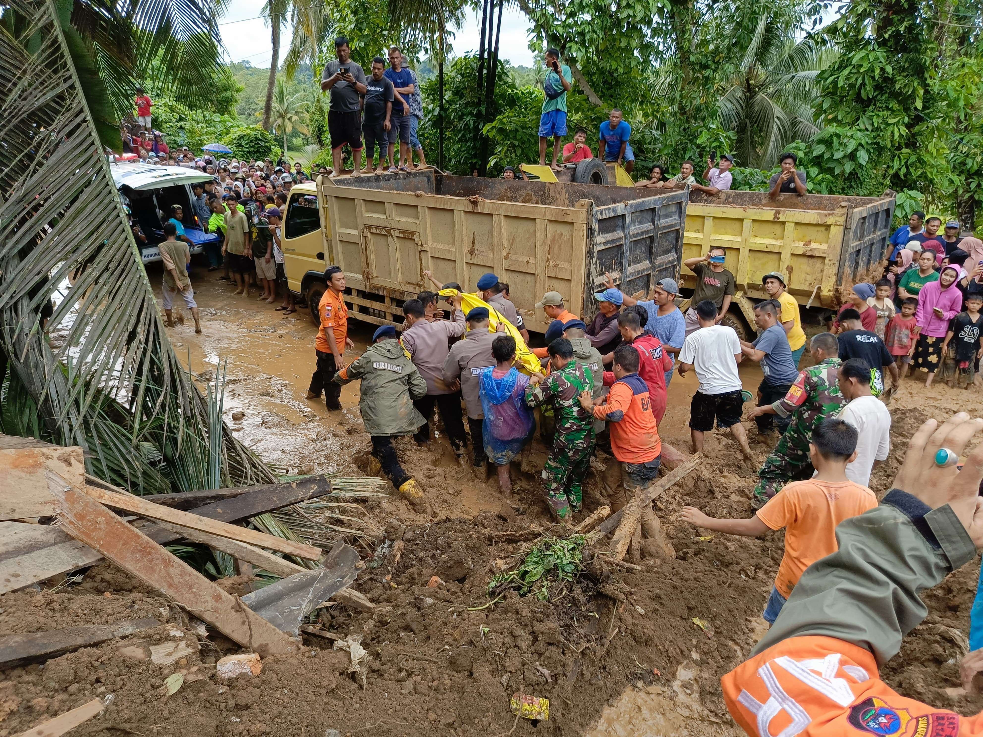 Penanganan banjir dan longsor di Sumatera Barat pada Maret 2024. (Foto: Dokumentasi BPBD Padang)