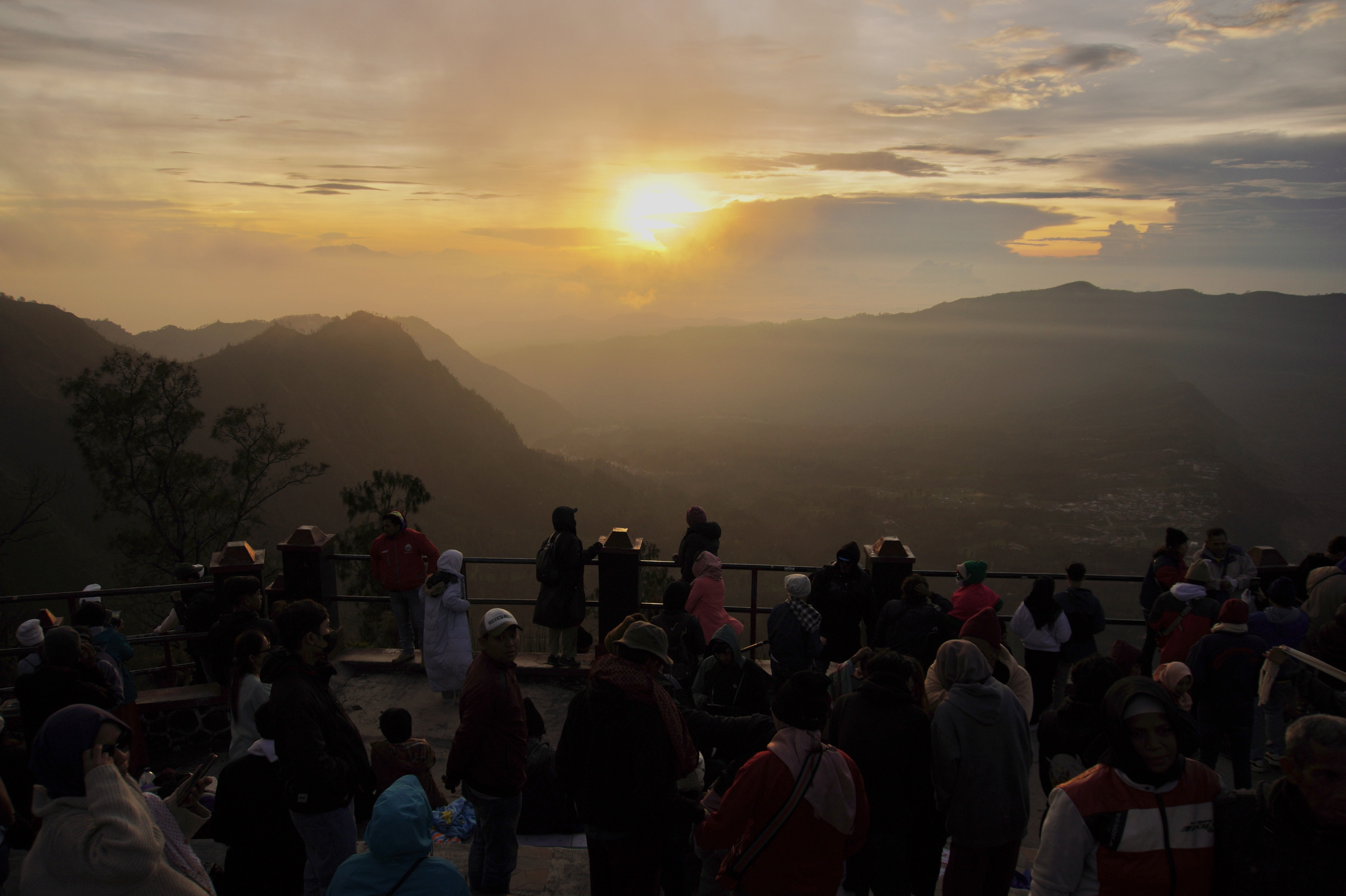 Sejumlah wisatawan menyaksikan matahari terbit perdana 2024 di Taman Nasional Bromo Tengger Semeru, Pasuruan, Jawa Timur, Senin (1/1/2024). (Foto: Antara/Irfan Sumanjaya)