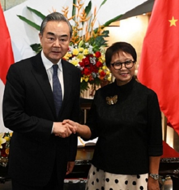 レトノ・マルスディ外相は中国外相の訪問を受け、経済協力について話し合う