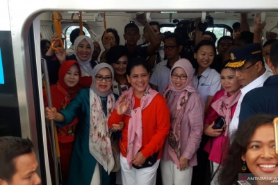 Ibu Negara Iriana Joko Widodo bersama Ibu Wakil Presiden Mufidah Jusuf Kalla saat menumpang moda transportasi Mass Rapid Transit (MRT) Jakarta dari Stasiun Bundaran HI pada Senin (18/3/2019)