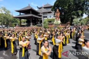 La ministre de l'Autonomisation des femmes et de la Protection de l'enfance (PPPA), célèbre la Journée mondiale de la danse avec des milliers de danseurs balinais