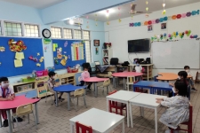 クアラルンプールのインドネシア学校の幼稚園生が学校に戻る