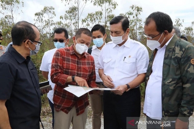 统筹部长Luhut回顾了在Humbang Hasundutan草药研究中心的准备情况